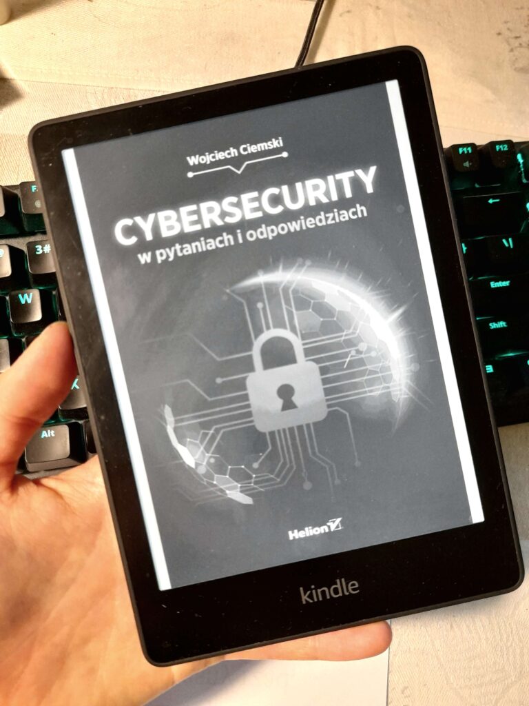 Okładka książki "Cybersecurity w pytaniach i odpowiedziach" Wojciecha Ciemskiego.